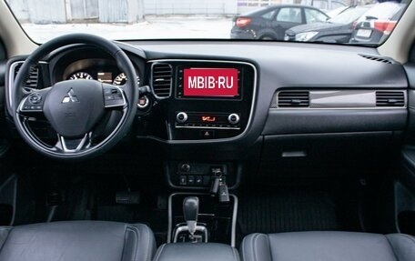 Mitsubishi Outlander III рестайлинг 3, 2021 год, 2 399 000 рублей, 12 фотография