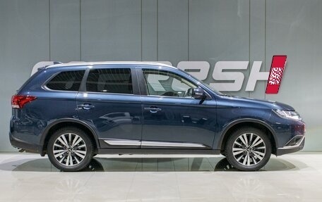 Mitsubishi Outlander III рестайлинг 3, 2021 год, 2 399 000 рублей, 5 фотография