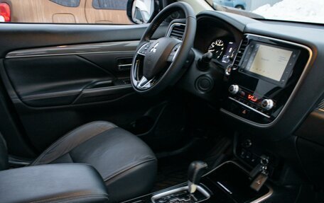 Mitsubishi Outlander III рестайлинг 3, 2021 год, 2 399 000 рублей, 15 фотография