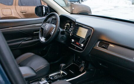 Mitsubishi Outlander III рестайлинг 3, 2021 год, 2 399 000 рублей, 14 фотография