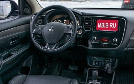 Mitsubishi Outlander III рестайлинг 3, 2021 год, 2 399 000 рублей, 13 фотография