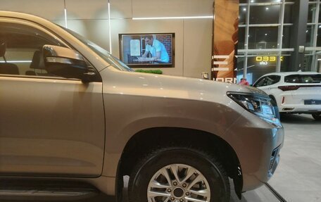 Toyota Land Cruiser Prado 150 рестайлинг 2, 2022 год, 6 399 000 рублей, 8 фотография