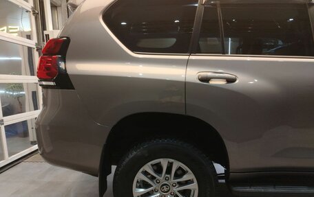 Toyota Land Cruiser Prado 150 рестайлинг 2, 2022 год, 6 399 000 рублей, 7 фотография