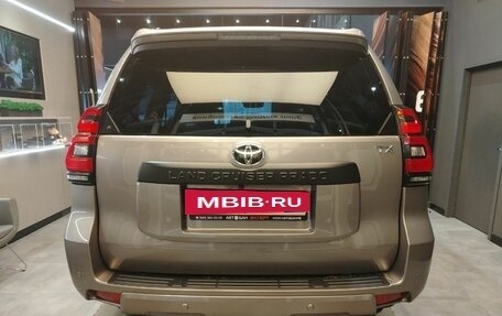 Toyota Land Cruiser Prado 150 рестайлинг 2, 2022 год, 6 399 000 рублей, 5 фотография