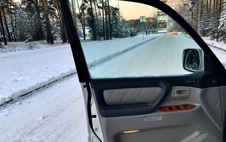 Toyota Land Cruiser 100 рестайлинг 2, 2006 год, 2 175 000 рублей, 17 фотография