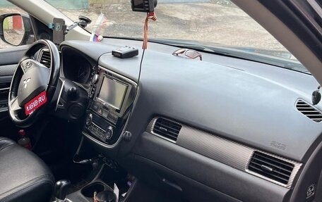 Mitsubishi Outlander III рестайлинг 3, 2013 год, 1 700 000 рублей, 4 фотография