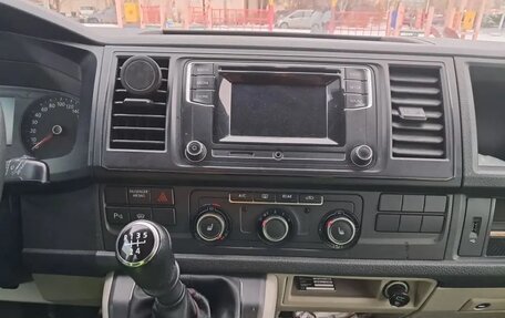 Volkswagen Caravelle T6 рестайлинг, 2015 год, 2 170 000 рублей, 11 фотография