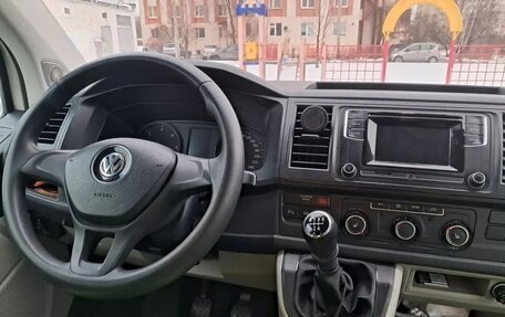 Volkswagen Caravelle T6 рестайлинг, 2015 год, 2 170 000 рублей, 12 фотография