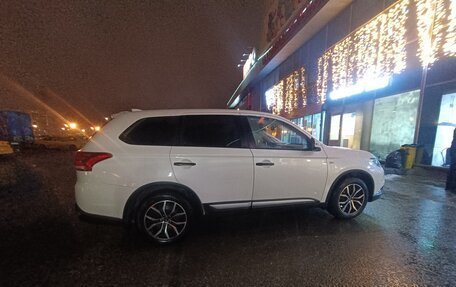 Mitsubishi Outlander III рестайлинг 3, 2018 год, 1 700 000 рублей, 5 фотография