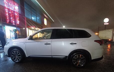 Mitsubishi Outlander III рестайлинг 3, 2018 год, 1 700 000 рублей, 4 фотография