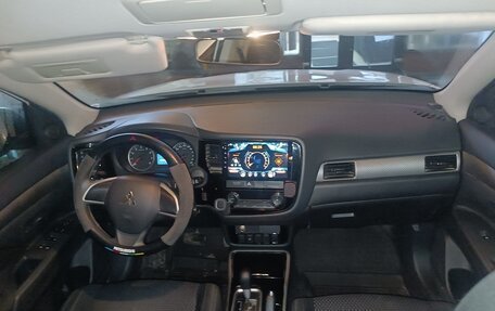 Mitsubishi Outlander III рестайлинг 3, 2018 год, 1 700 000 рублей, 8 фотография