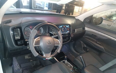 Mitsubishi Outlander III рестайлинг 3, 2018 год, 1 700 000 рублей, 9 фотография