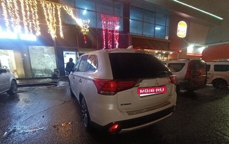 Mitsubishi Outlander III рестайлинг 3, 2018 год, 1 700 000 рублей, 6 фотография