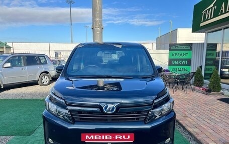 Toyota Voxy III, 2014 год, 1 750 000 рублей, 2 фотография