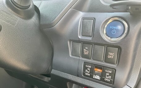 Toyota Voxy III, 2014 год, 1 750 000 рублей, 24 фотография