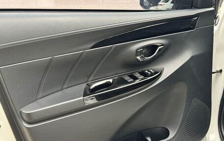 Toyota Yaris XP150 рестайлинг, 2022 год, 1 370 000 рублей, 16 фотография