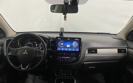 Mitsubishi Outlander III рестайлинг 3, 2017 год, 1 950 000 рублей, 11 фотография