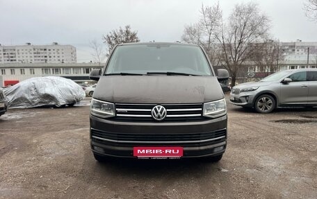 Volkswagen Multivan T6 рестайлинг, 2016 год, 3 680 000 рублей, 2 фотография