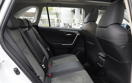 Toyota RAV4, 2025 год, 4 690 000 рублей, 27 фотография