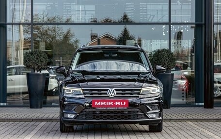 Volkswagen Tiguan II, 2020 год, 2 345 000 рублей, 2 фотография