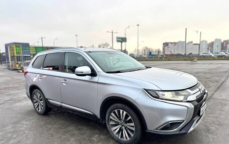 Mitsubishi Outlander III рестайлинг 3, 2019 год, 1 900 000 рублей, 5 фотография