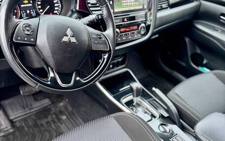 Mitsubishi Outlander III рестайлинг 3, 2019 год, 1 900 000 рублей, 8 фотография