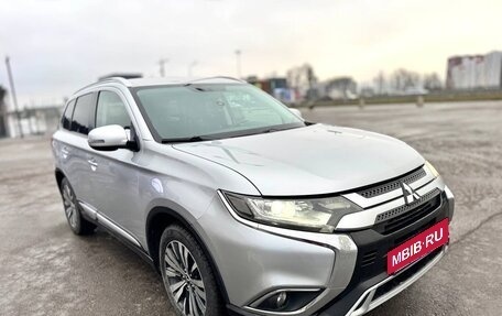 Mitsubishi Outlander III рестайлинг 3, 2019 год, 1 900 000 рублей, 2 фотография