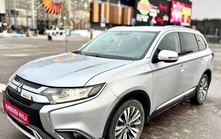 Mitsubishi Outlander III рестайлинг 3, 2019 год, 1 900 000 рублей, 6 фотография