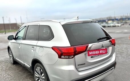 Mitsubishi Outlander III рестайлинг 3, 2019 год, 1 900 000 рублей, 3 фотография