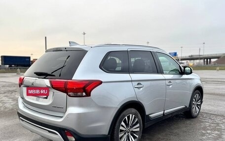 Mitsubishi Outlander III рестайлинг 3, 2019 год, 1 900 000 рублей, 4 фотография
