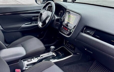 Mitsubishi Outlander III рестайлинг 3, 2019 год, 1 900 000 рублей, 10 фотография