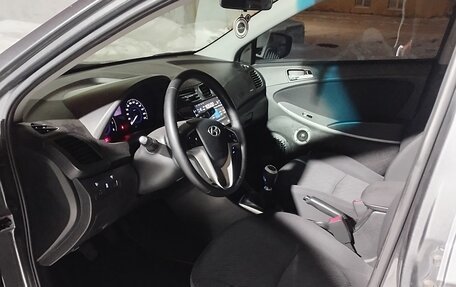 Hyundai Solaris II рестайлинг, 2012 год, 700 000 рублей, 15 фотография