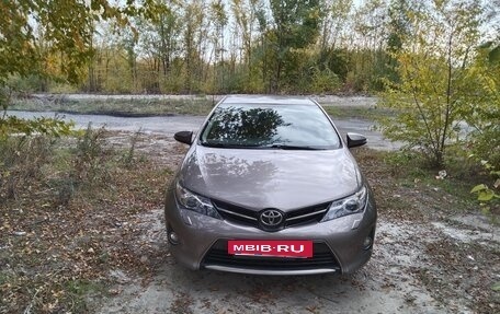 Toyota Auris II, 2013 год, 1 090 000 рублей, 2 фотография