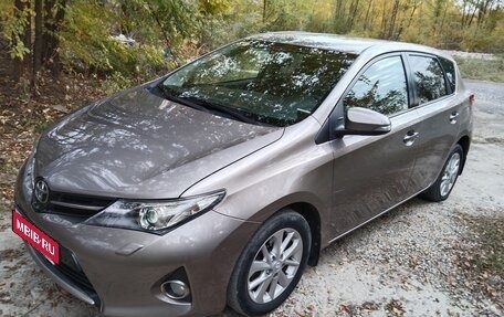 Toyota Auris II, 2013 год, 1 090 000 рублей, 3 фотография