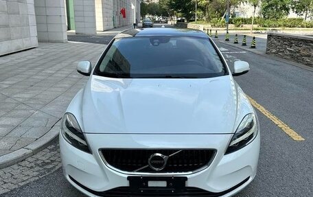 Volvo V40 II рестайлинг, 2019 год, 1 700 000 рублей, 2 фотография