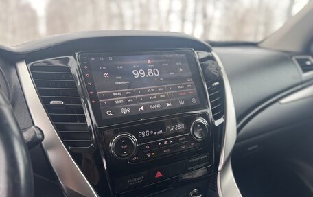 Mitsubishi Pajero Sport III рестайлинг, 2017 год, 2 500 000 рублей, 11 фотография