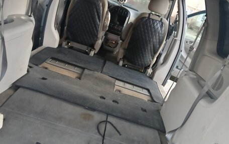 Chrysler Town & Country IV, 2004 год, 650 000 рублей, 15 фотография