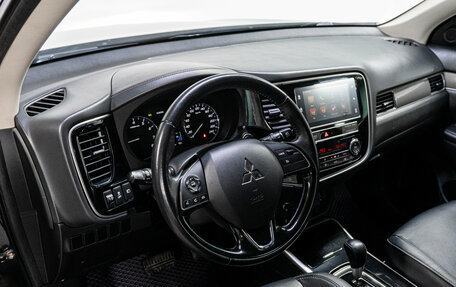 Mitsubishi Outlander III рестайлинг 3, 2019 год, 2 500 000 рублей, 9 фотография