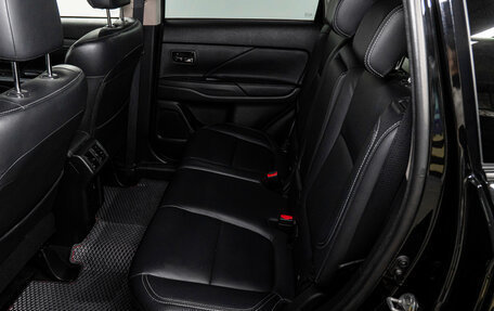 Mitsubishi Outlander III рестайлинг 3, 2019 год, 2 500 000 рублей, 14 фотография