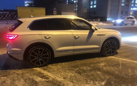 Volkswagen Touareg III, 2019 год, 4 300 000 рублей, 2 фотография