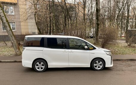 Toyota Noah III, 2018 год, 1 590 000 рублей, 5 фотография
