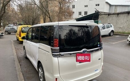 Toyota Noah III, 2018 год, 1 590 000 рублей, 4 фотография