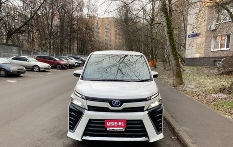 Toyota Noah III, 2018 год, 1 590 000 рублей, 2 фотография