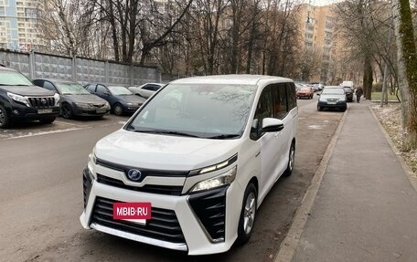 Toyota Noah III, 2018 год, 1 590 000 рублей, 3 фотография