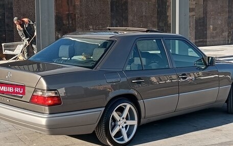 Mercedes-Benz E-Класс, 1993 год, 1 200 000 рублей, 3 фотография