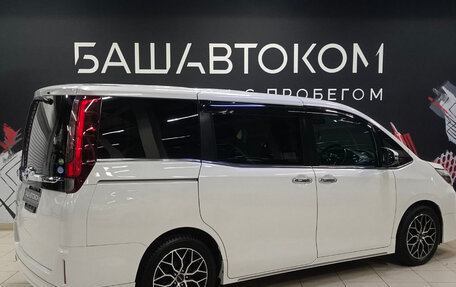 Toyota Esquire I, 2015 год, 2 050 000 рублей, 4 фотография