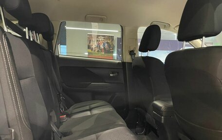 Mitsubishi Outlander III рестайлинг 3, 2018 год, 2 000 000 рублей, 12 фотография