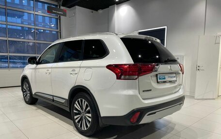 Mitsubishi Outlander III рестайлинг 3, 2018 год, 2 000 000 рублей, 6 фотография