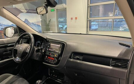 Mitsubishi Outlander III рестайлинг 3, 2018 год, 2 000 000 рублей, 10 фотография