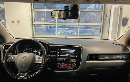 Mitsubishi Outlander III рестайлинг 3, 2018 год, 2 000 000 рублей, 11 фотография